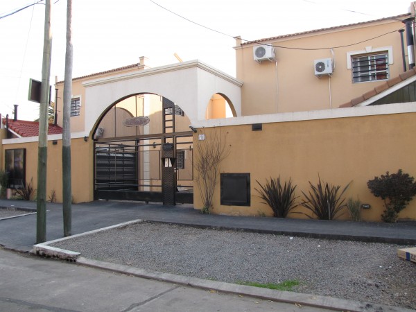 OPORTUNIDAD .Triplex de 3 ambientes dentro de complejo los jardines