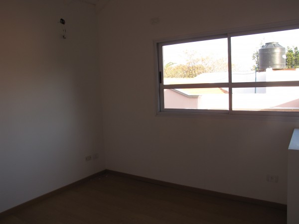 OPORTUNIDAD .Triplex de 3 ambientes dentro de complejo los jardines