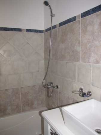 OPORTUNIDAD .Triplex de 3 ambientes dentro de complejo los jardines