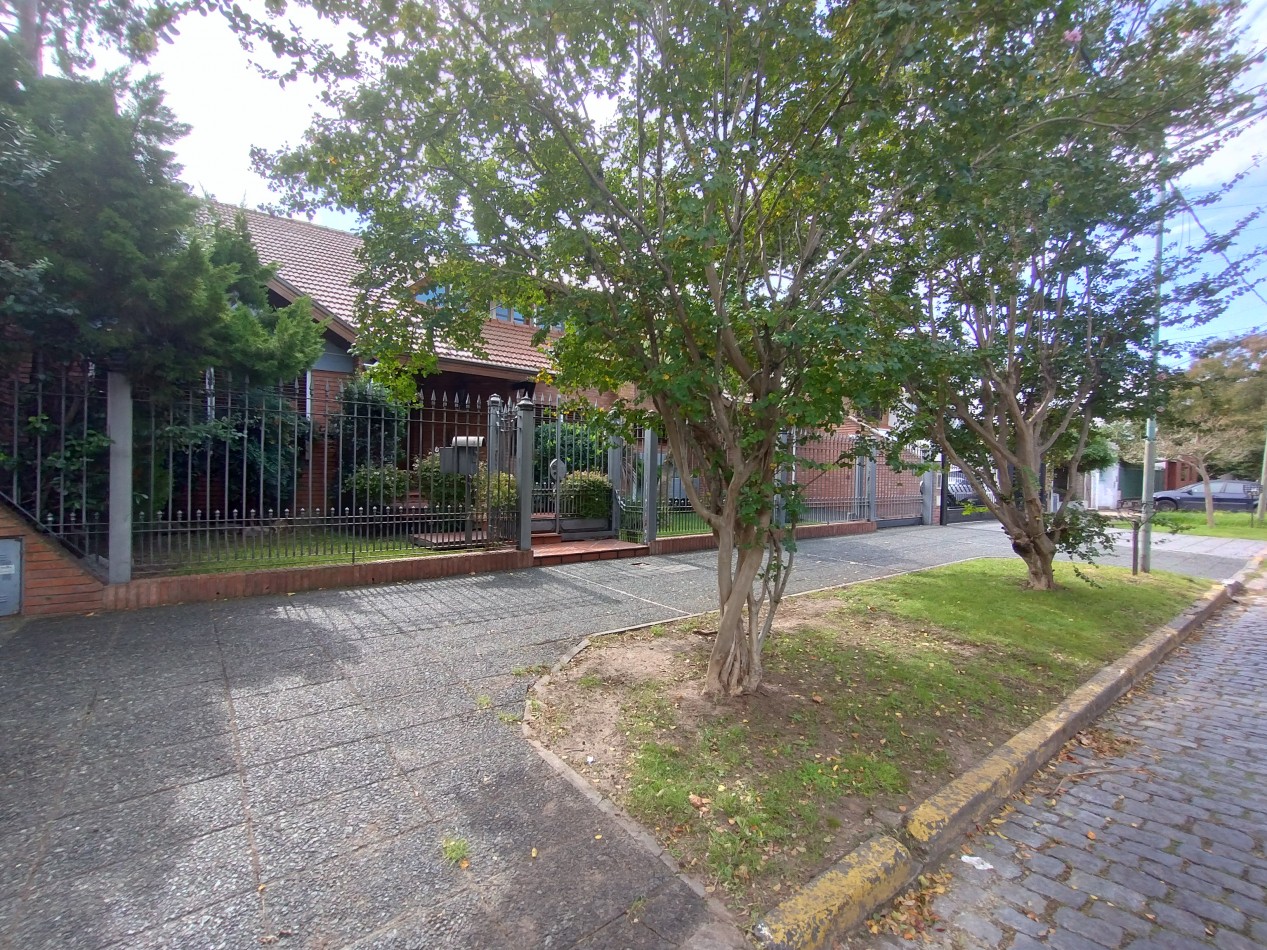 EXCELENTE CHALET CAPELLO AL 400 BANFIELD