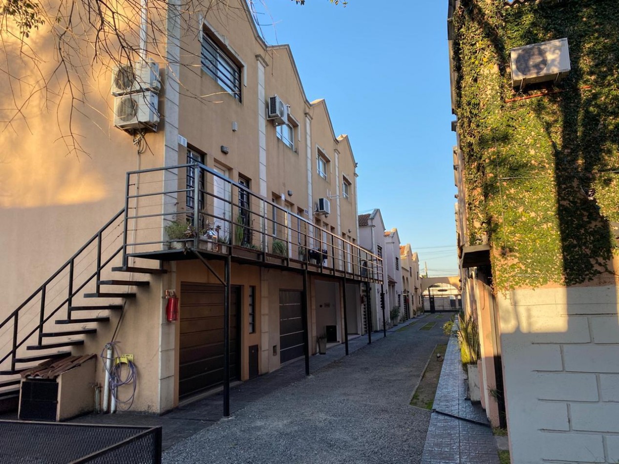 OPORTUNIDAD .Triplex de 3 ambientes dentro de Complejo Los Jardines