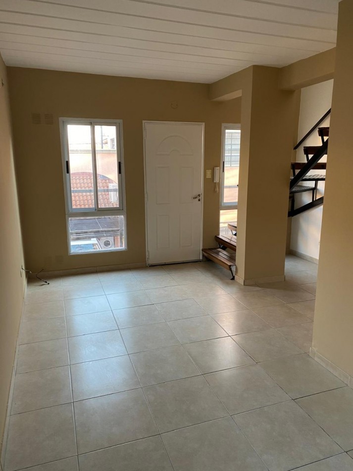 OPORTUNIDAD .Triplex de 3 ambientes dentro de Complejo Los Jardines