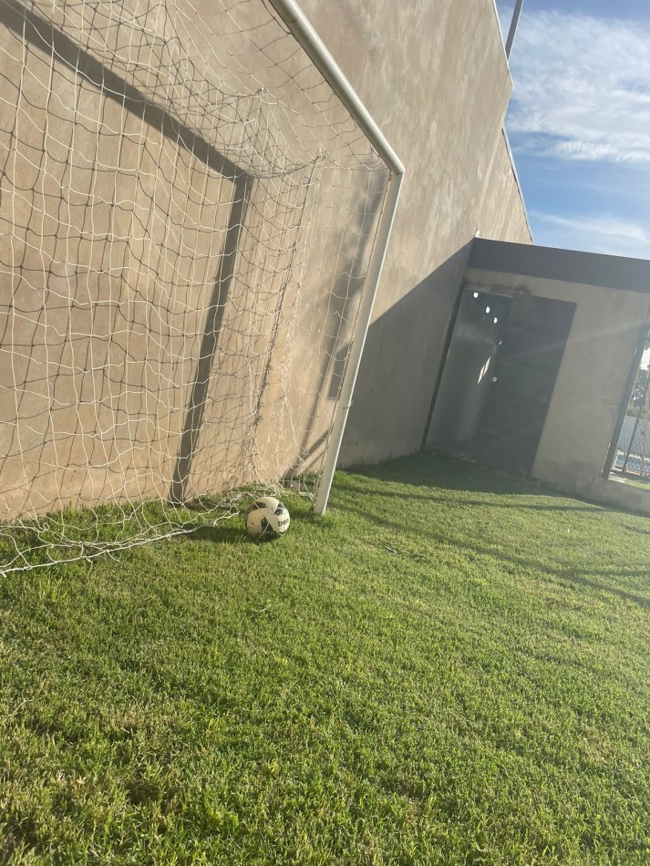 Hermosa quinta con piscina y cancha de futbol
