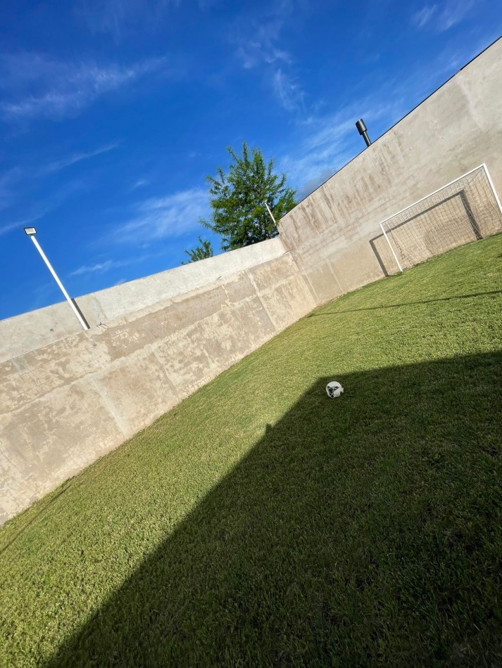 Hermosa quinta con piscina y cancha de futbol