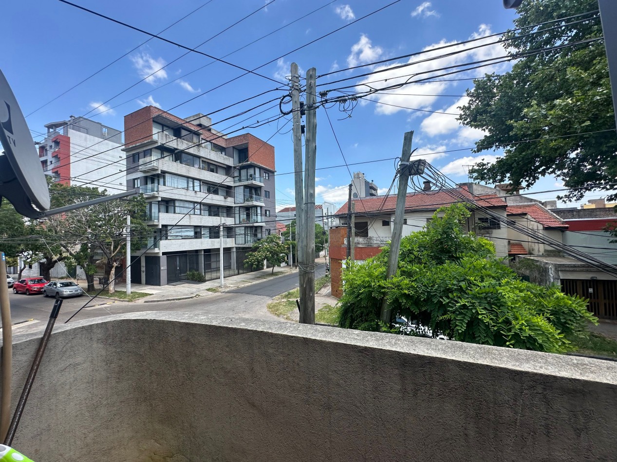 Departamento 3 ambientes reciclado en esquina - Flores de Estrada 5100, Remedios de Escalada - 1° piso por escalera