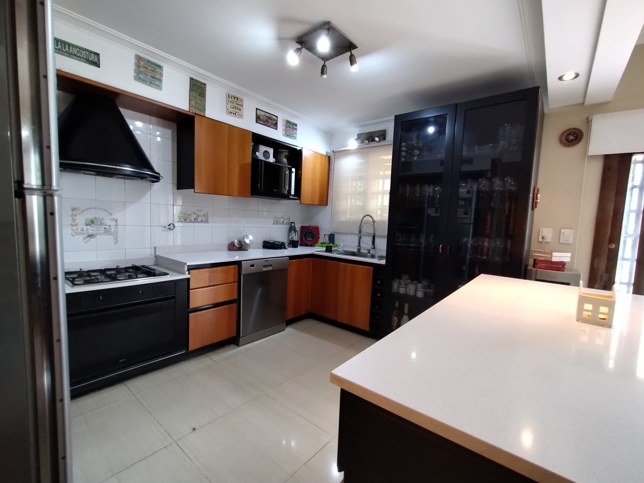 Casa de 4 ambientes con gran parque y piscina - Talcahuano 548, Banfield