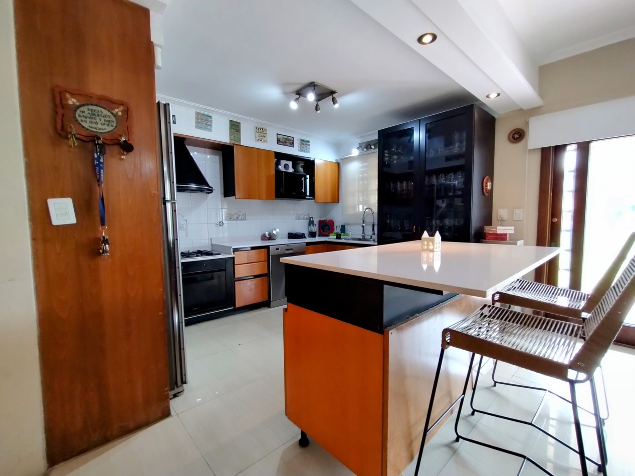 Casa de 4 ambientes con gran parque y piscina - Talcahuano 548, Banfield