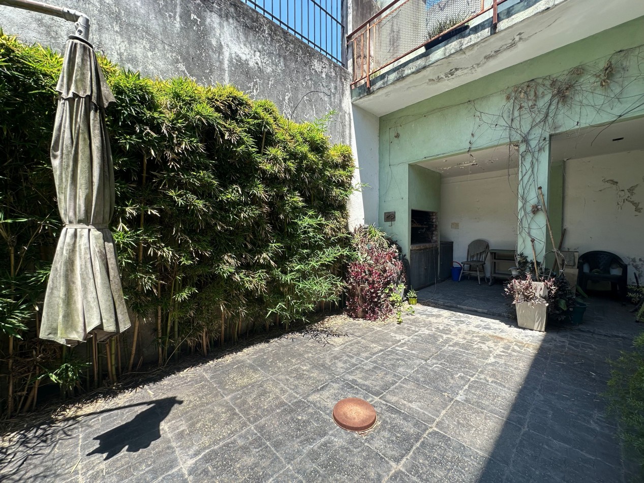 Casa de 4 dormitorios en 3 plantas con quincho y doble parrilla - A reciclar - San Martin 237, Lomas de Zamora (entre Saenz y Portela)