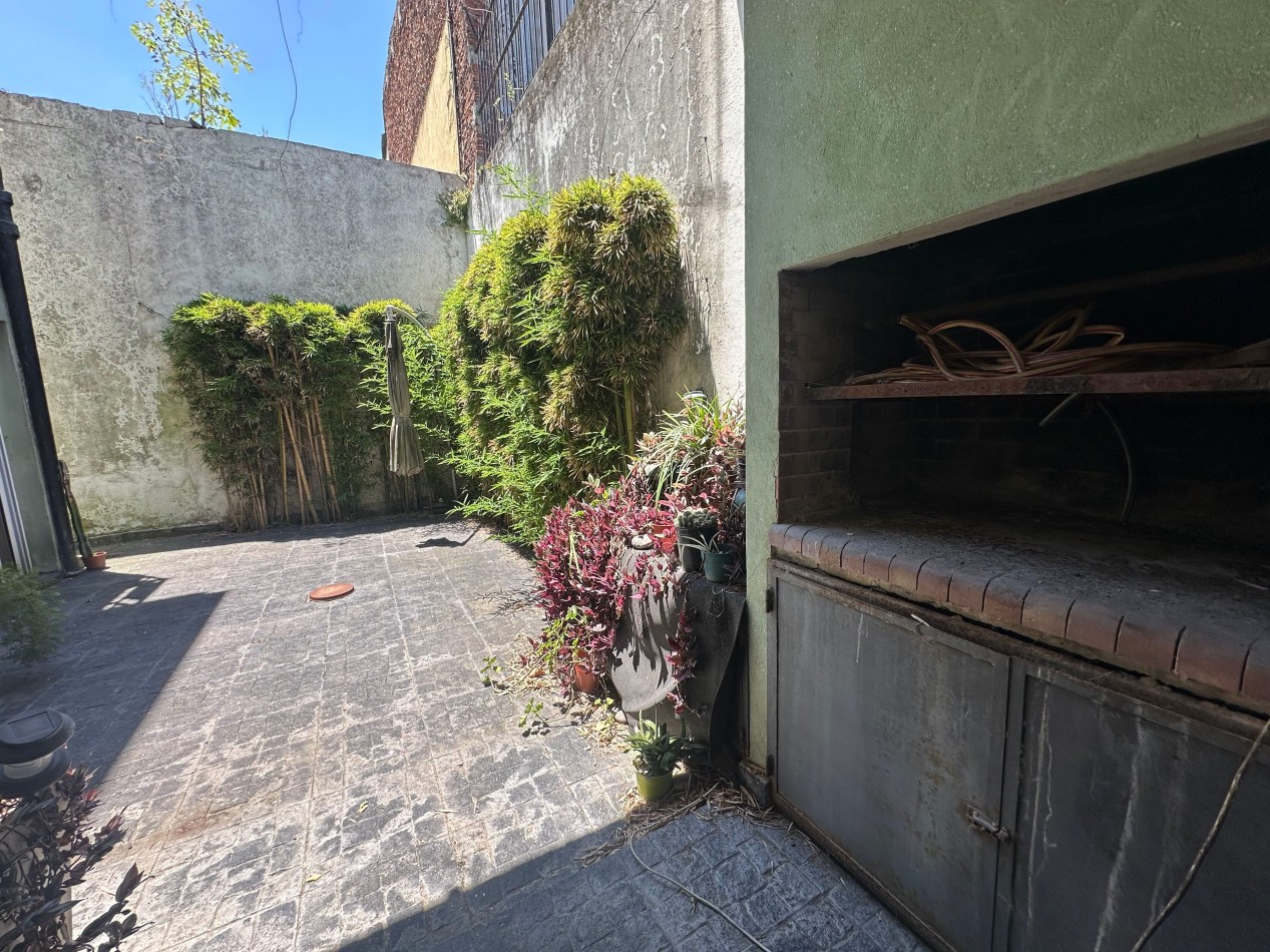 Casa de 4 dormitorios en 3 plantas con quincho y doble parrilla - A reciclar - San Martin 237, Lomas de Zamora (entre Saenz y Portela)