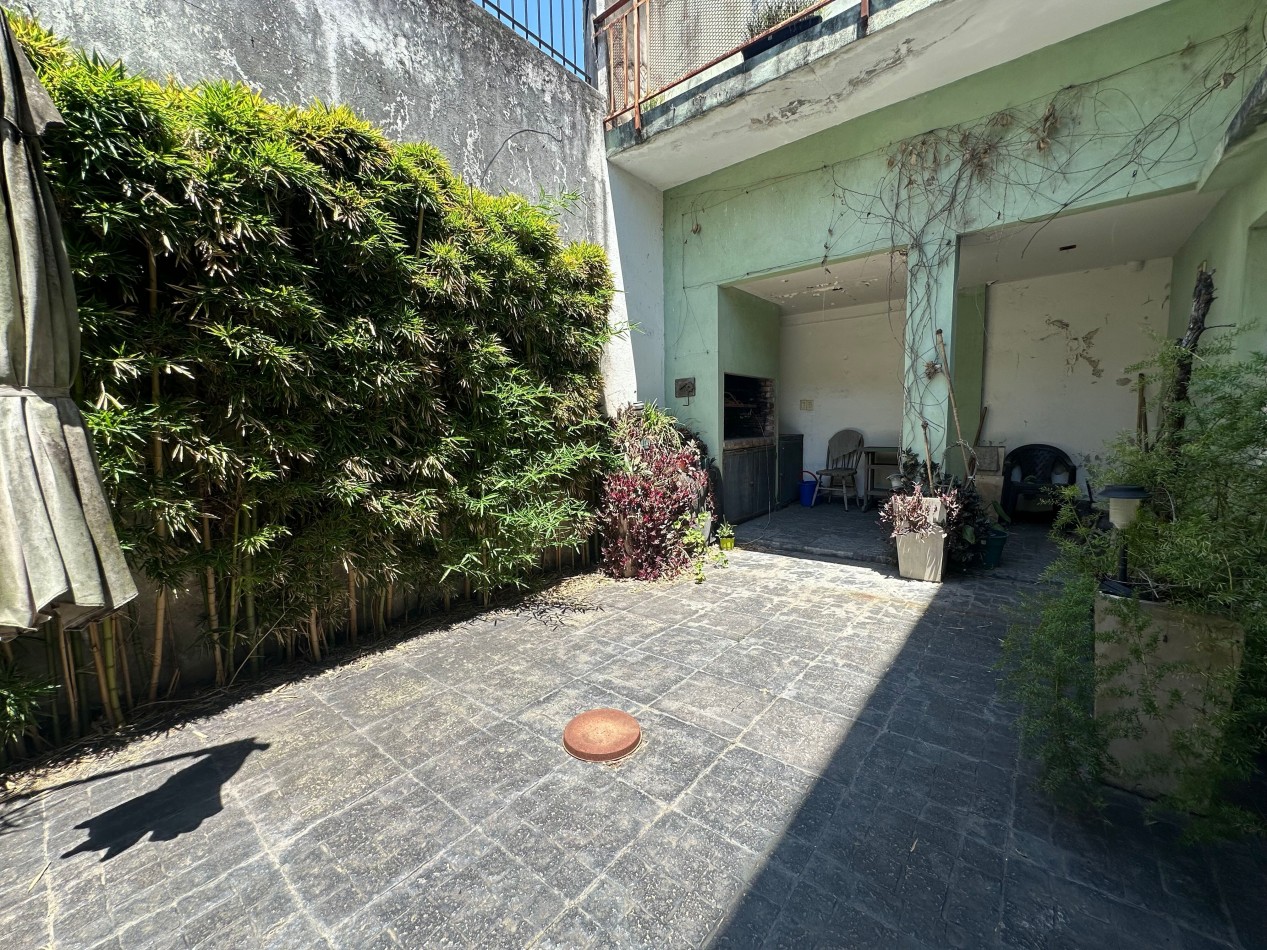 Casa de 4 dormitorios en 3 plantas con quincho y doble parrilla - A reciclar - San Martin 237, Lomas de Zamora (entre Saenz y Portela)