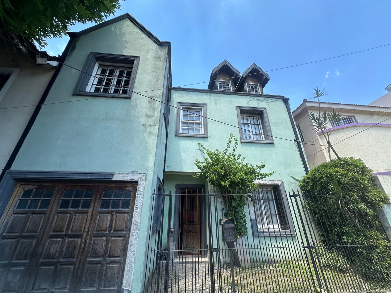 Casa de 4 dormitorios en 3 plantas con quincho y doble parrilla - A reciclar - San Martin 237, Lomas de Zamora (entre Saenz y Portela)