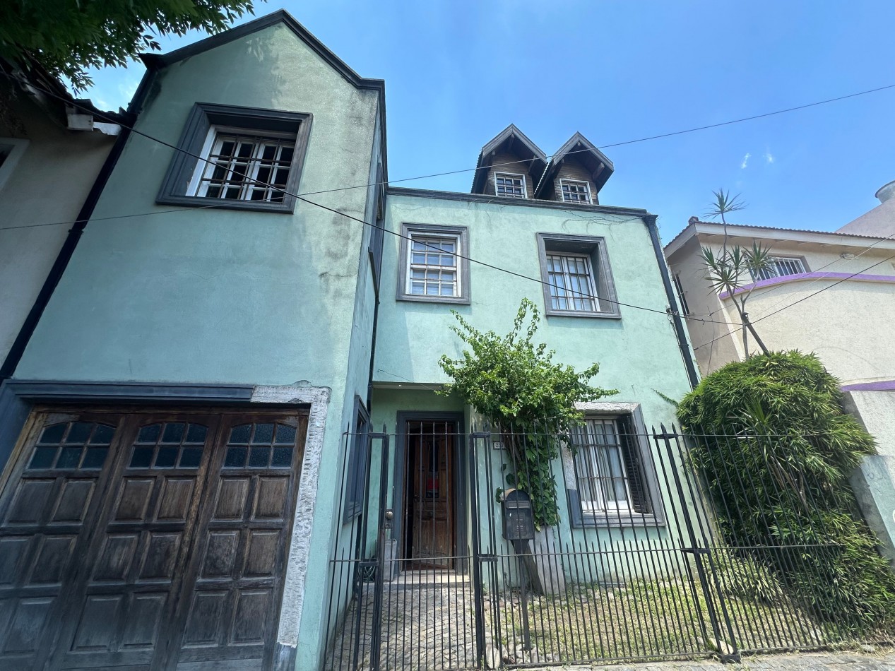 Casa de 4 dormitorios en 3 plantas con quincho y doble parrilla - A reciclar - San Martin 237, Lomas de Zamora (entre Saenz y Portela)