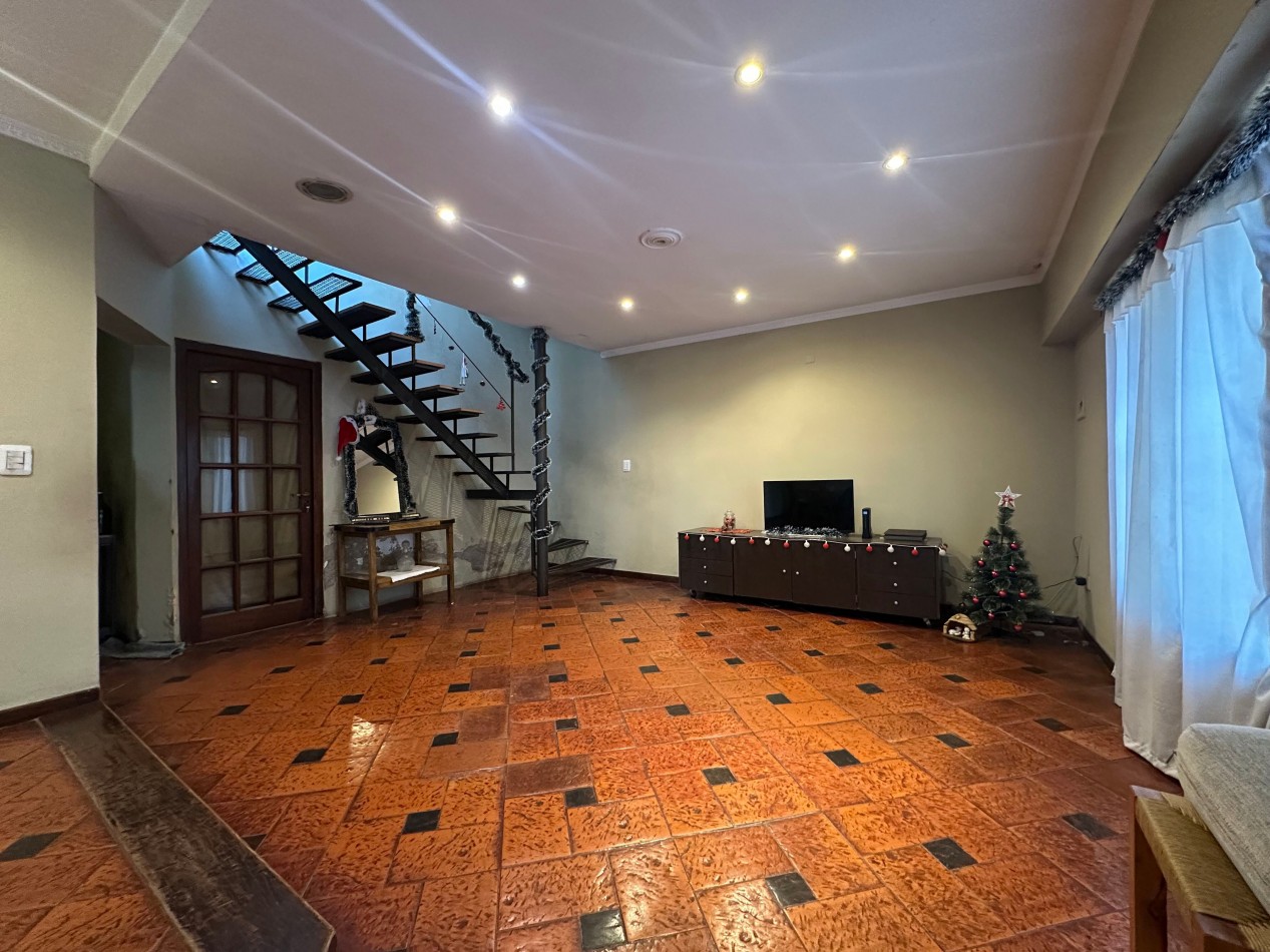 PH en Venta en Banfield - 4 Ambientes en Dos Plantas con Garage, Patio y Terraza - Ezeiza 2695
