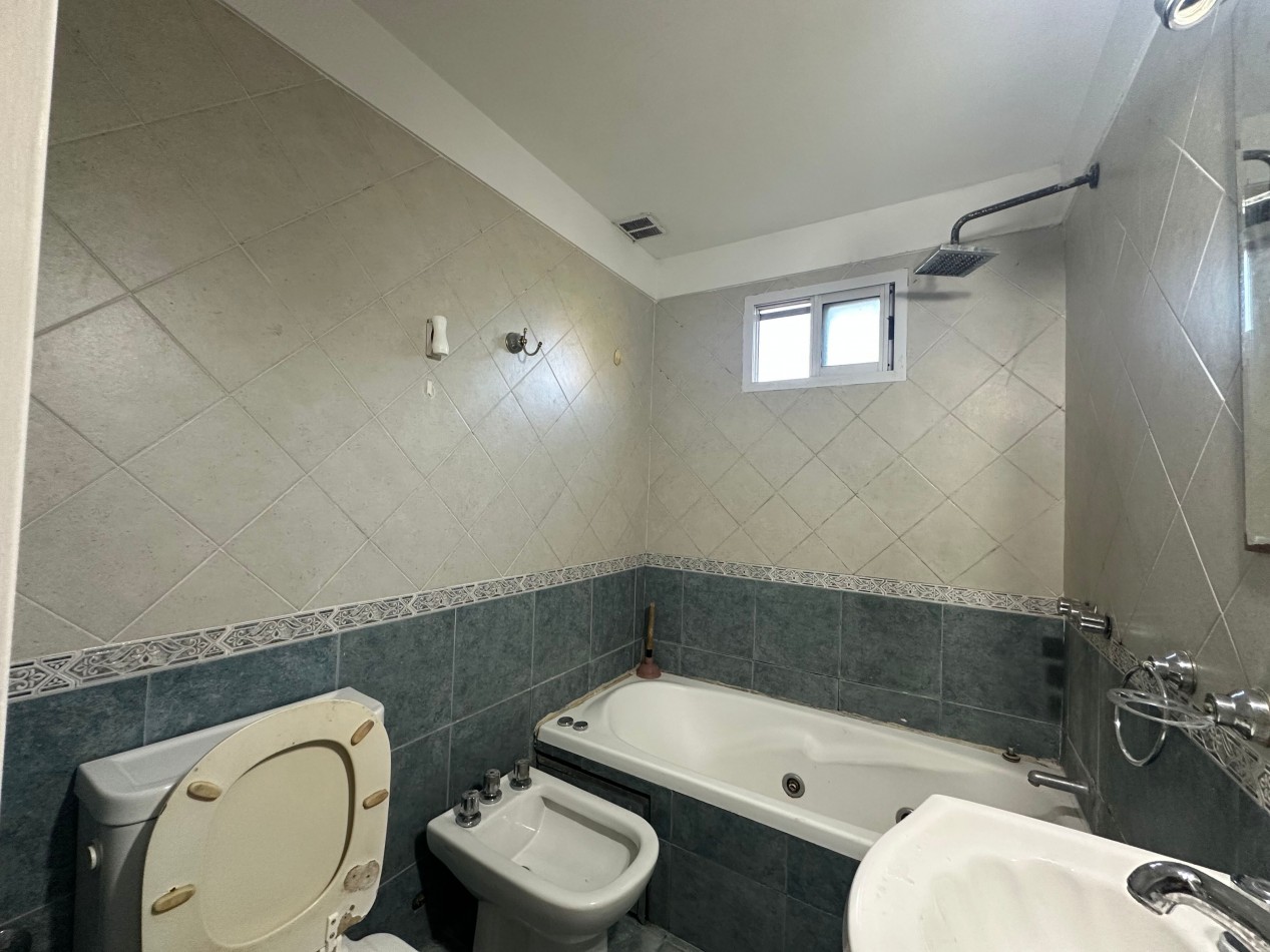 Venta Departamento 4 Ambientes con Cochera y Balcon - 3 Dormitorios - Alvear 350