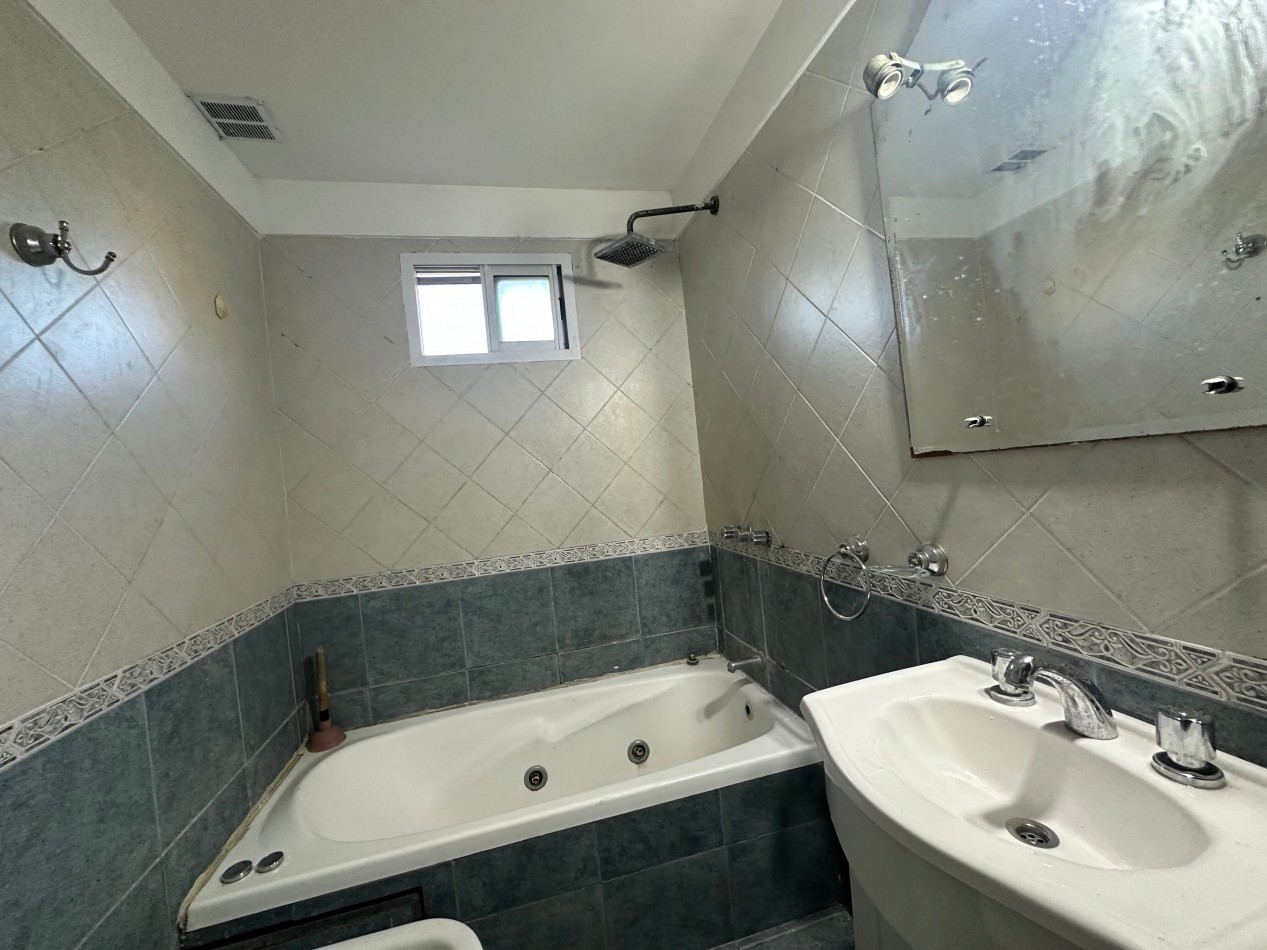Venta Departamento 4 Ambientes con Cochera y Balcon - 3 Dormitorios - Alvear 350