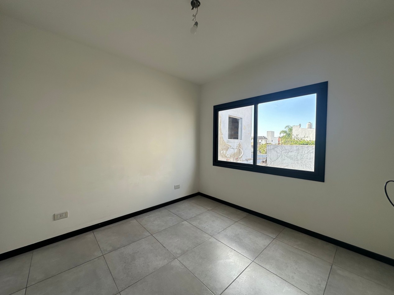 Duplex en alquiler - 2 dormitorios con cochera y patio - Derqui esquina Serrano, Banfield Este