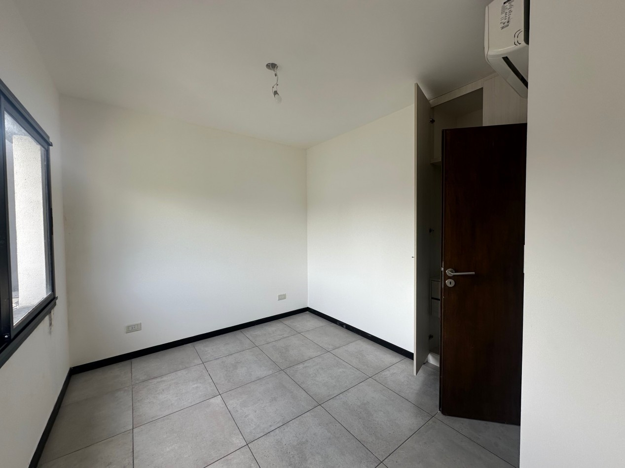 Duplex en alquiler - 2 dormitorios con cochera y patio - Derqui esquina Serrano, Banfield Este