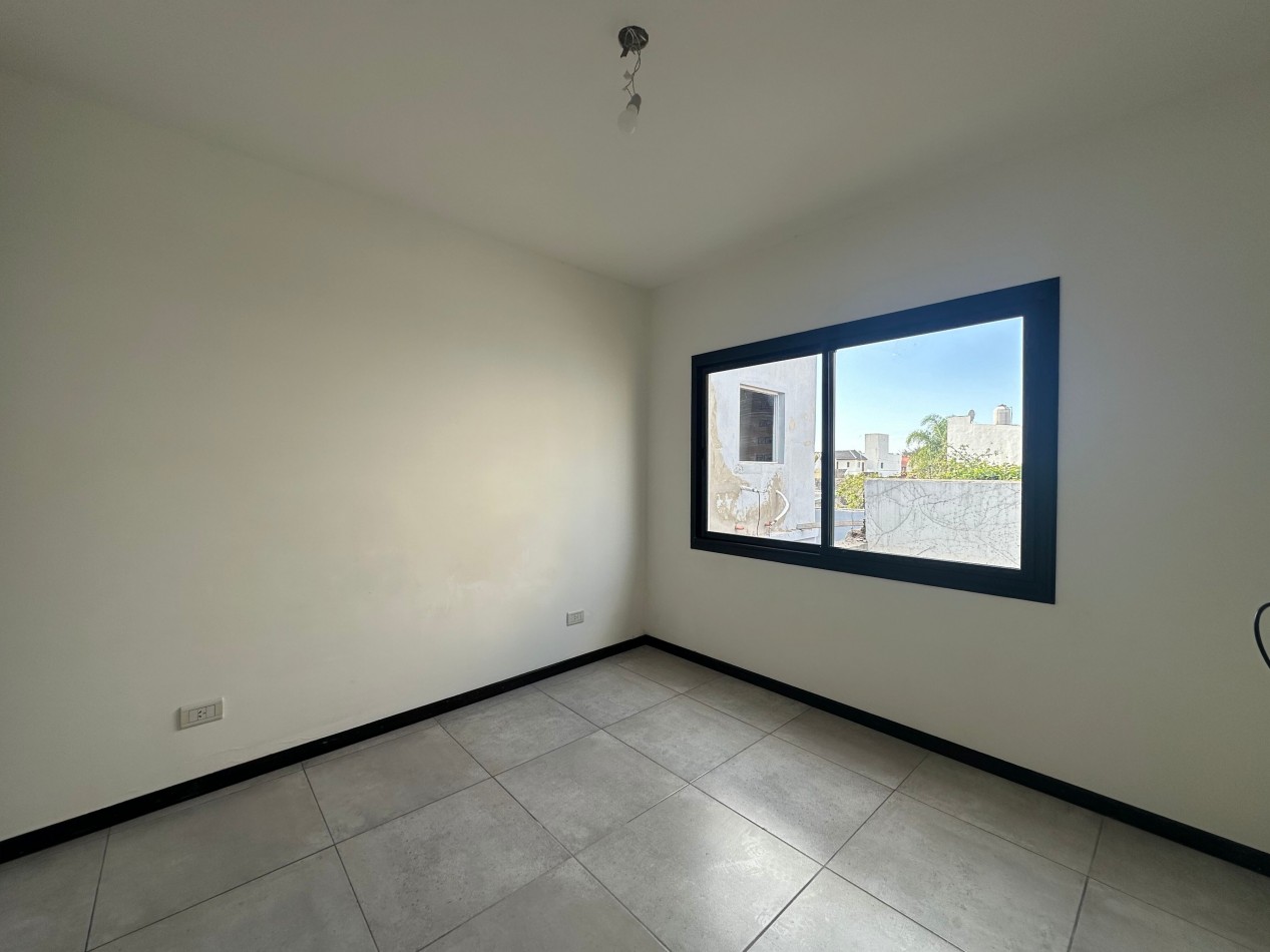 Duplex en alquiler - 2 dormitorios con cochera y patio - Derqui esquina Serrano, Banfield Este