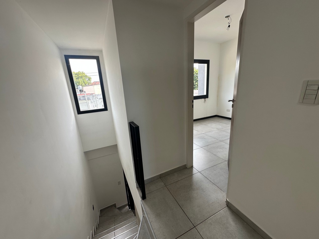 Duplex en alquiler - 2 dormitorios con cochera y patio - Derqui esquina Serrano, Banfield Este