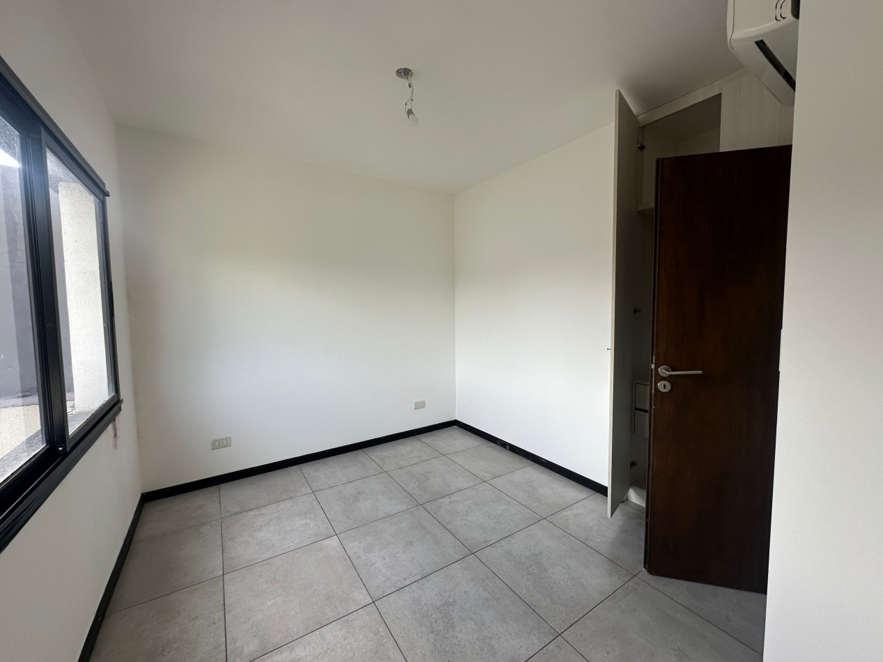 Duplex en alquiler - 2 dormitorios con cochera y patio - Derqui esquina Serrano, Banfield Este