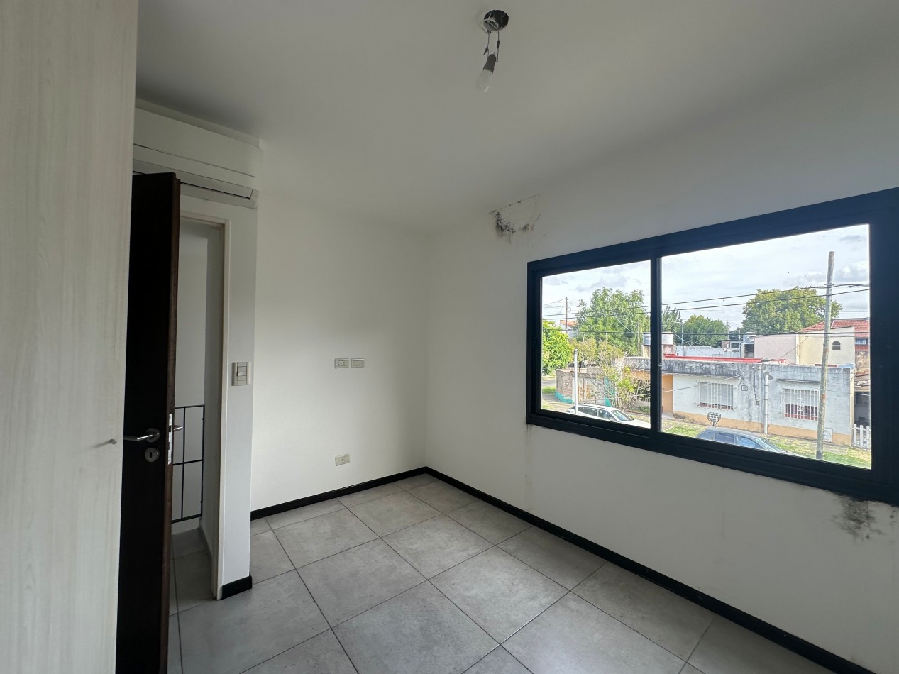 Duplex en alquiler - 2 dormitorios con cochera y patio - Derqui esquina Serrano, Banfield Este
