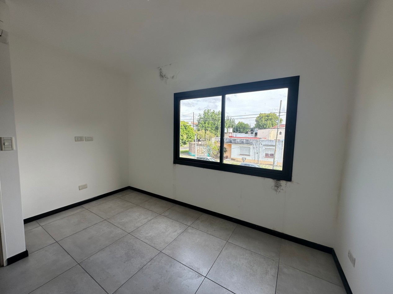Duplex en alquiler - 2 dormitorios con cochera y patio - Derqui esquina Serrano, Banfield Este