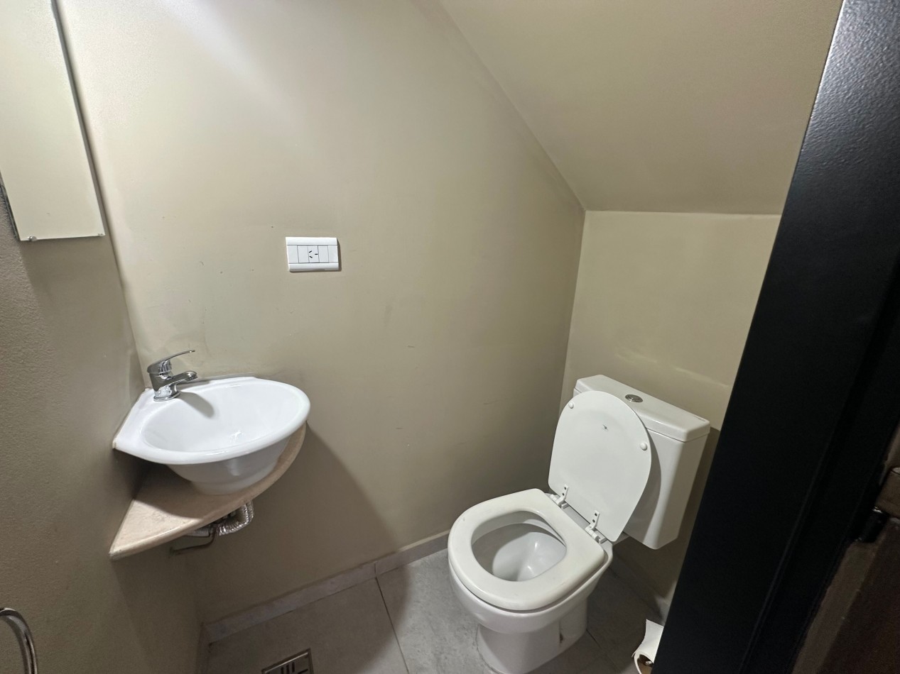 Duplex en alquiler - 2 dormitorios con cochera y patio - Derqui esquina Serrano, Banfield Este