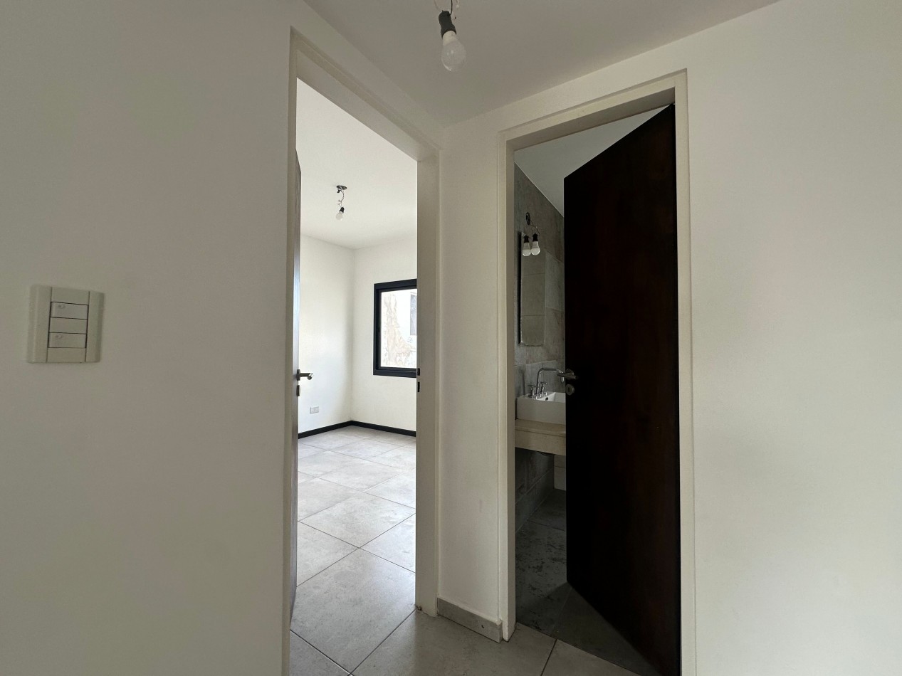 Duplex en alquiler - 2 dormitorios con cochera y patio - Derqui esquina Serrano, Banfield Este