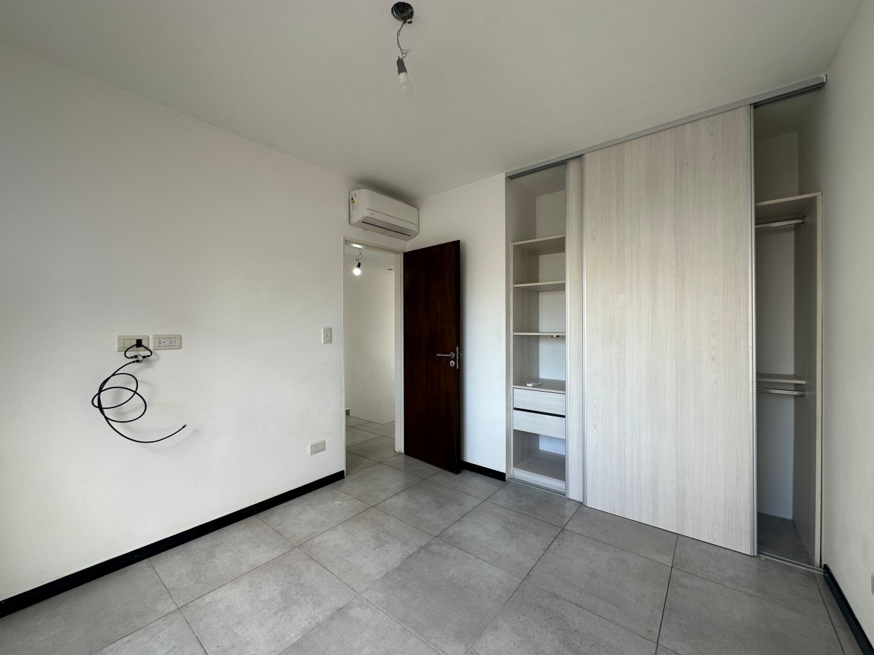 Duplex en alquiler - 2 dormitorios con cochera y patio - Derqui esquina Serrano, Banfield Este