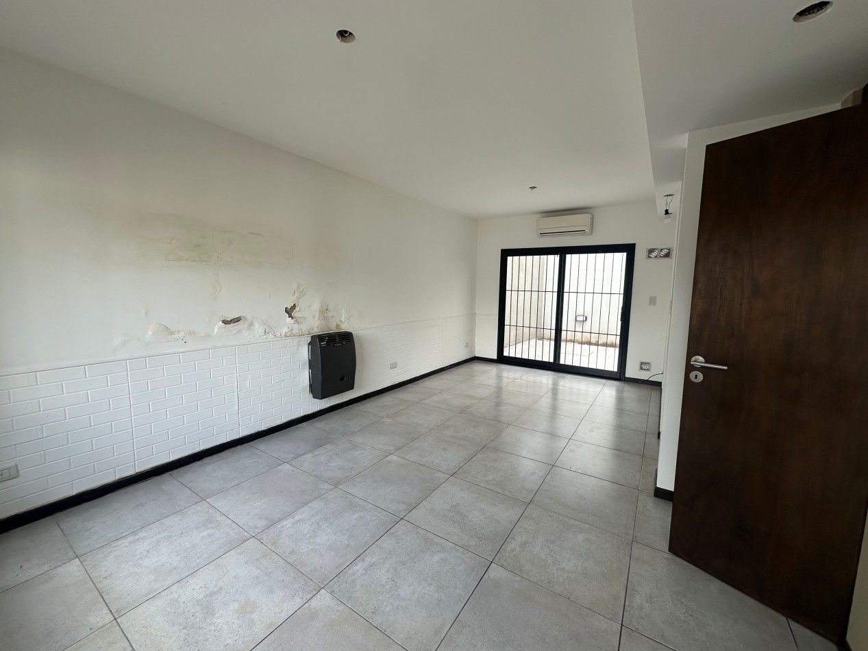 Duplex en alquiler - 2 dormitorios con cochera y patio - Derqui esquina Serrano, Banfield Este