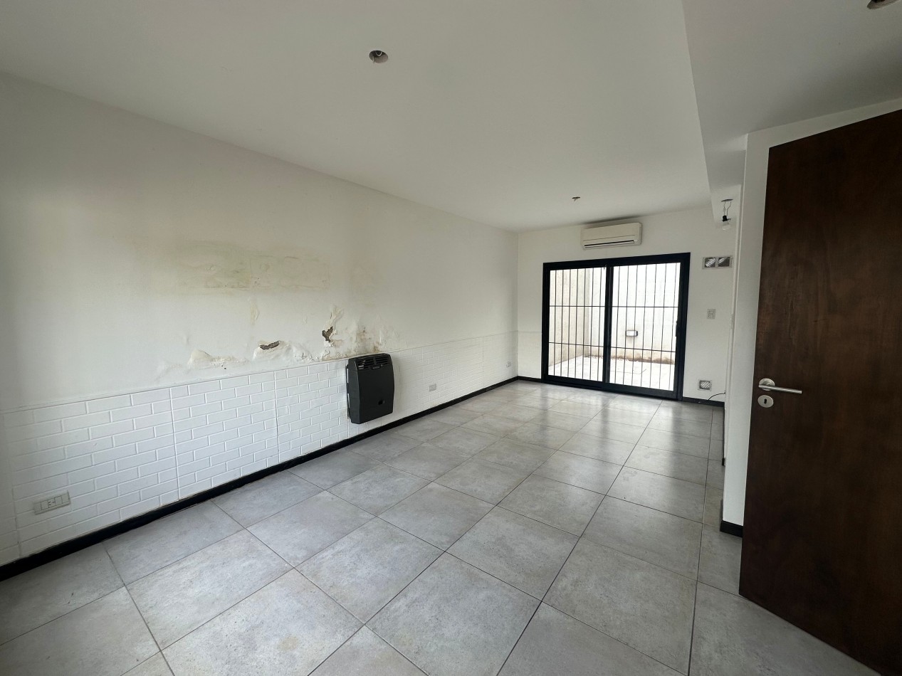 Duplex en alquiler - 2 dormitorios con cochera y patio - Derqui esquina Serrano, Banfield Este