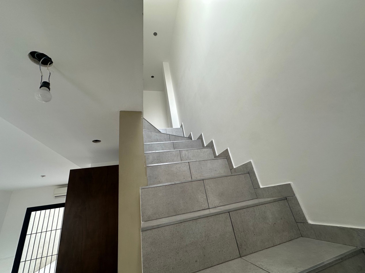 Duplex en alquiler - 2 dormitorios con cochera y patio - Derqui esquina Serrano, Banfield Este