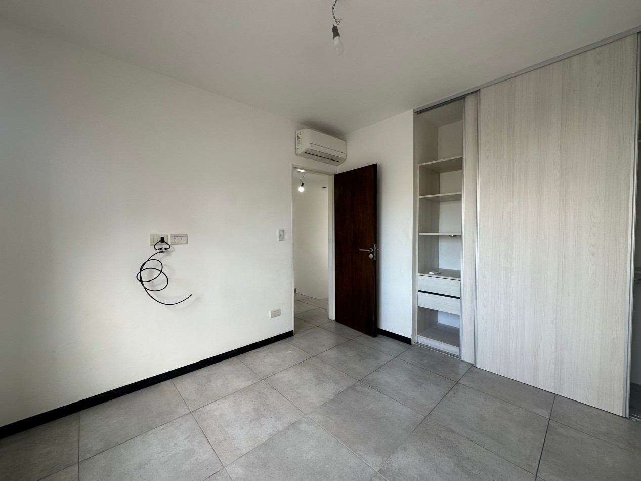 Duplex en alquiler - 2 dormitorios con cochera y patio - Derqui esquina Serrano, Banfield Este
