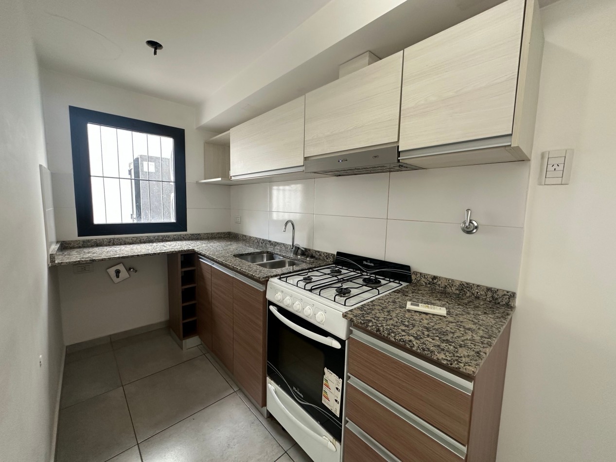 Duplex en alquiler - 2 dormitorios con cochera y patio - Derqui esquina Serrano, Banfield Este