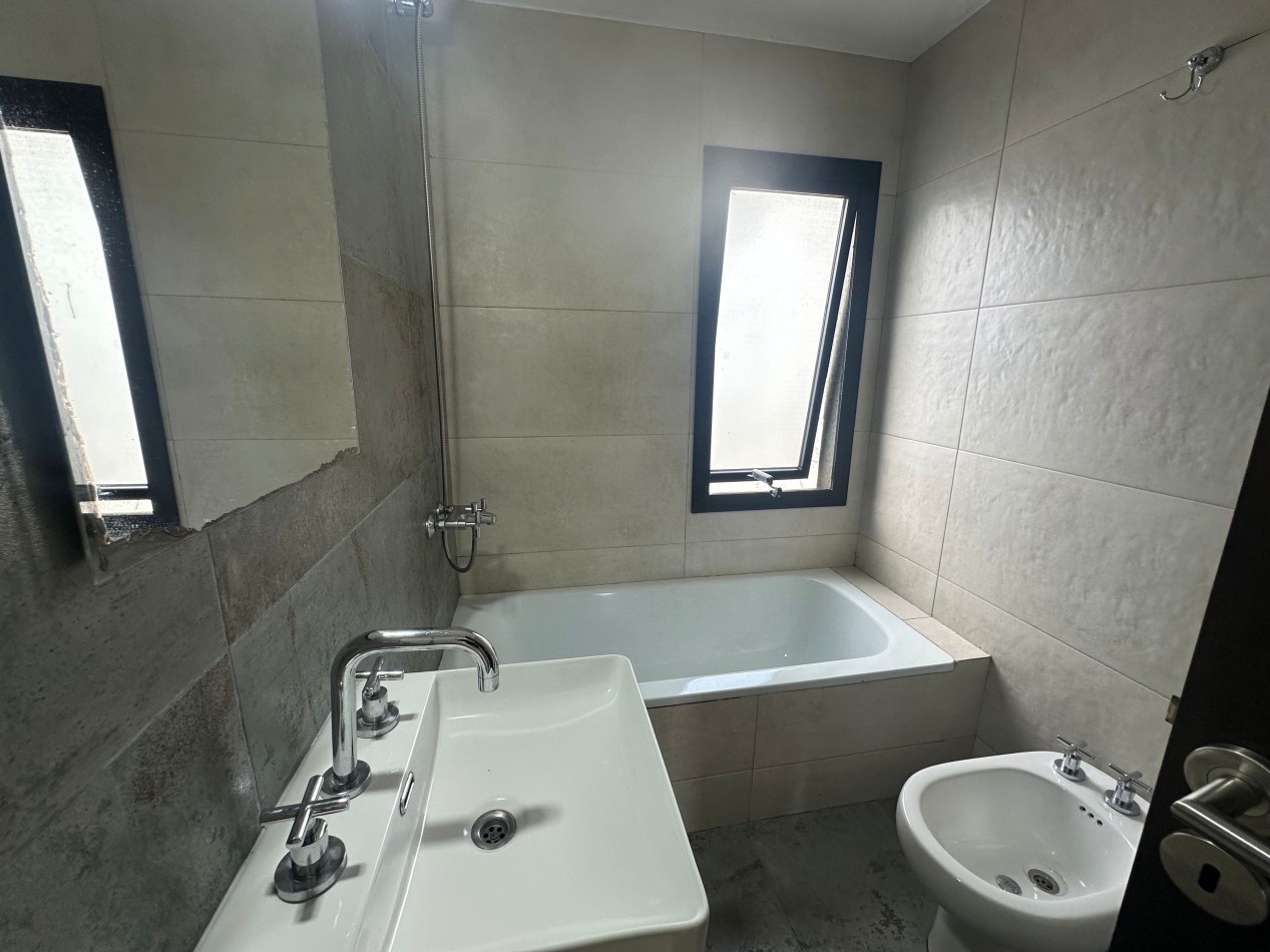 Duplex en alquiler - 2 dormitorios con cochera y patio - Derqui esquina Serrano, Banfield Este