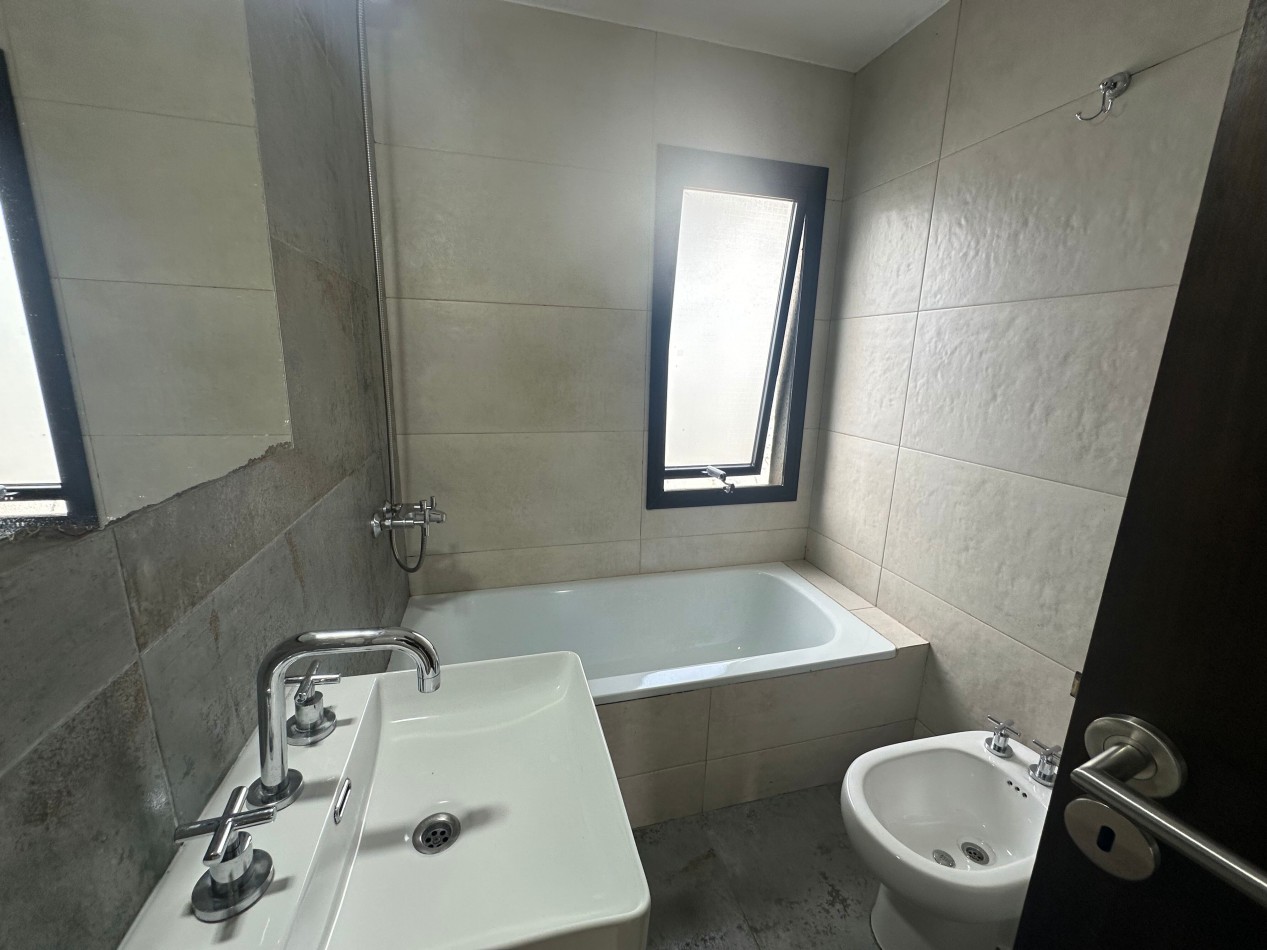 Duplex en alquiler - 2 dormitorios con cochera y patio - Derqui esquina Serrano, Banfield Este