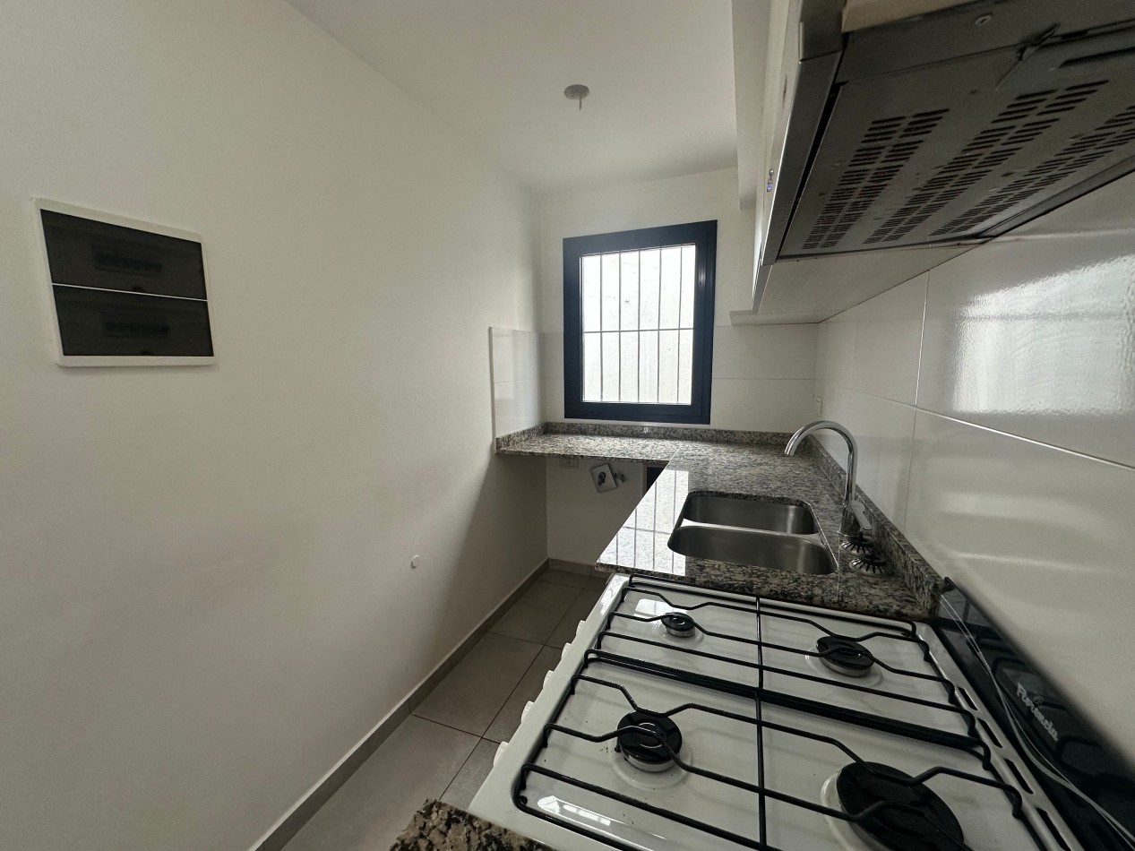 Duplex en alquiler - 2 dormitorios con cochera y patio - Derqui esquina Serrano, Banfield Este