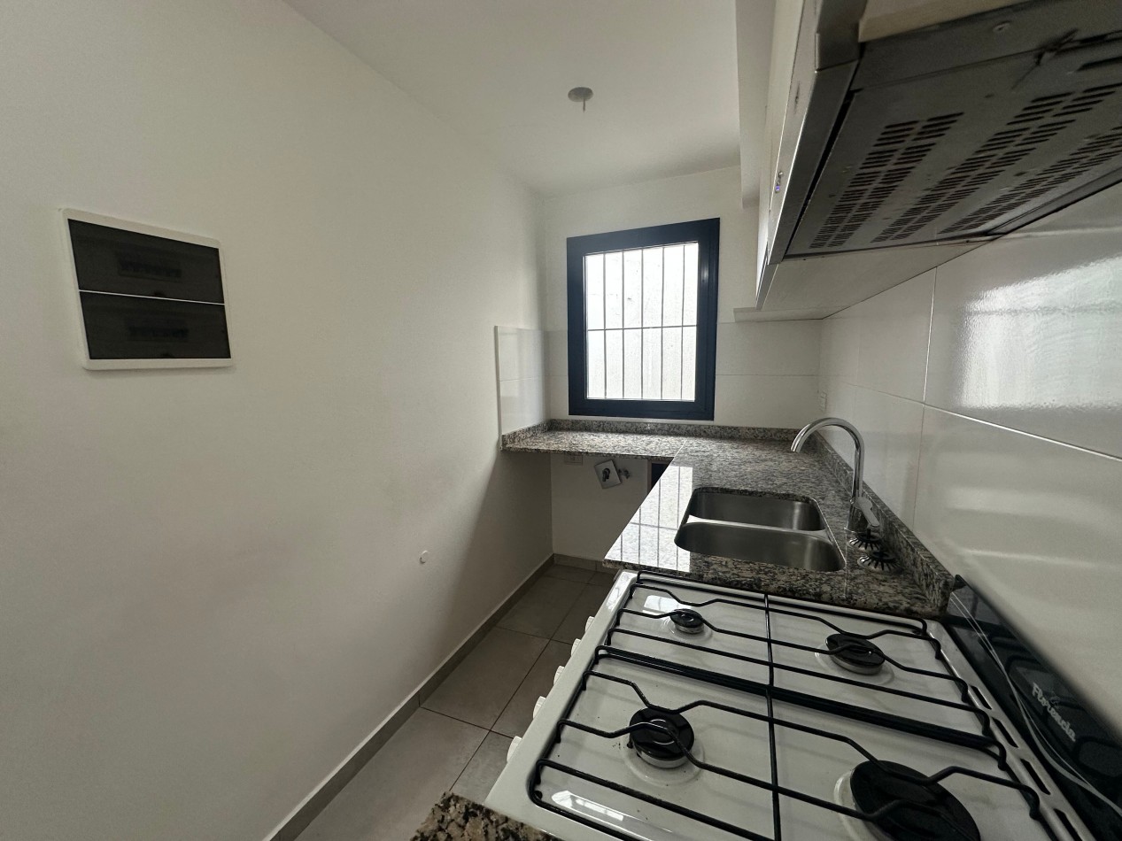 Duplex en alquiler - 2 dormitorios con cochera y patio - Derqui esquina Serrano, Banfield Este