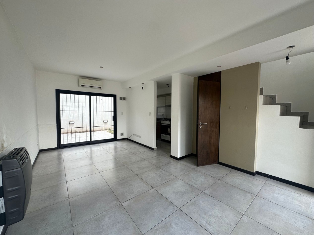 Duplex en alquiler - 2 dormitorios con cochera y patio - Derqui esquina Serrano, Banfield Este