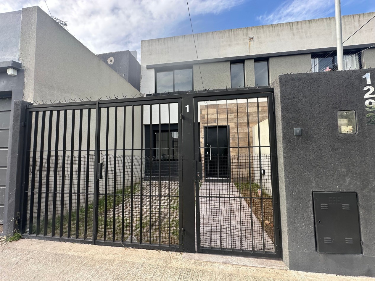 Duplex en alquiler - 2 dormitorios con cochera y patio - Derqui esquina Serrano, Banfield Este