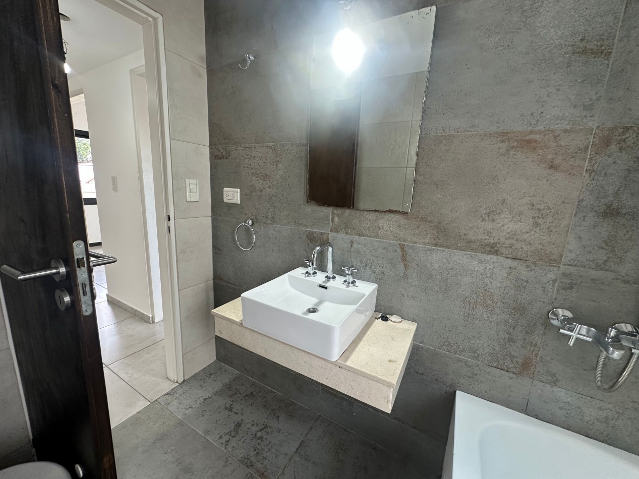 Duplex en alquiler - 2 dormitorios con cochera y patio - Derqui esquina Serrano, Banfield Este
