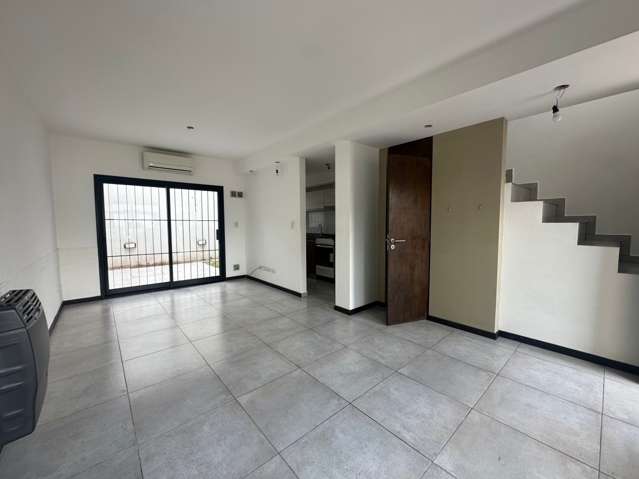 Duplex en alquiler - 2 dormitorios con cochera y patio - Derqui esquina Serrano, Banfield Este