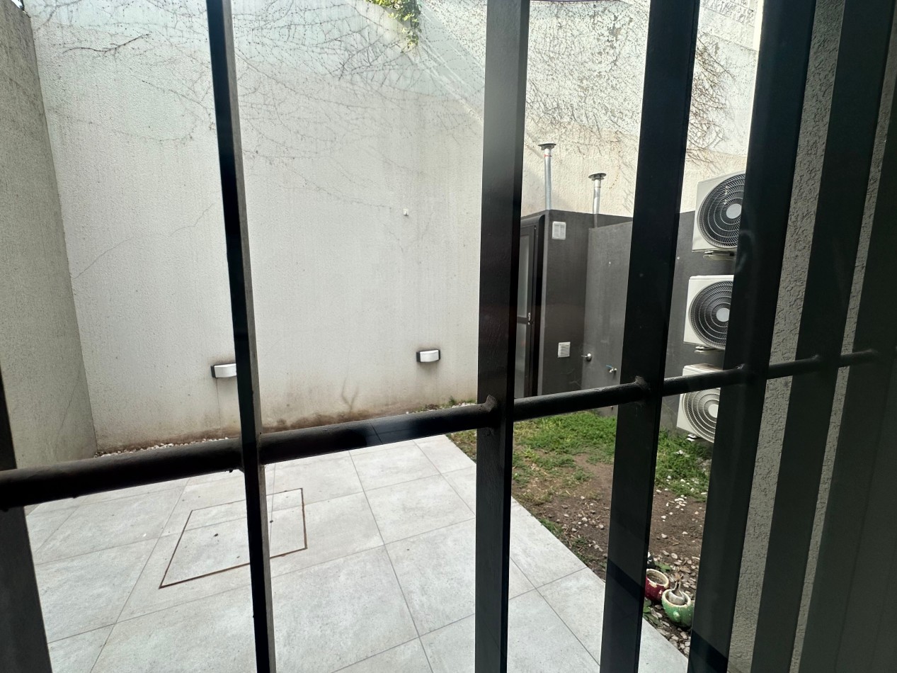 Duplex en alquiler - 2 dormitorios con cochera y patio - Derqui esquina Serrano, Banfield Este