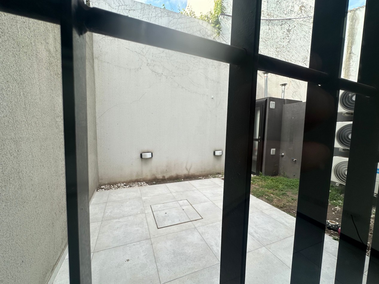 Duplex en alquiler - 2 dormitorios con cochera y patio - Derqui esquina Serrano, Banfield Este