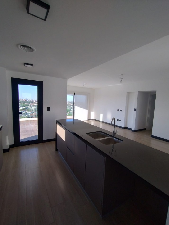 Departamento de 4 ambientes  con gran terraza privada, hidromasaje exterior y vista panoramica Escalada frente a UNLA 