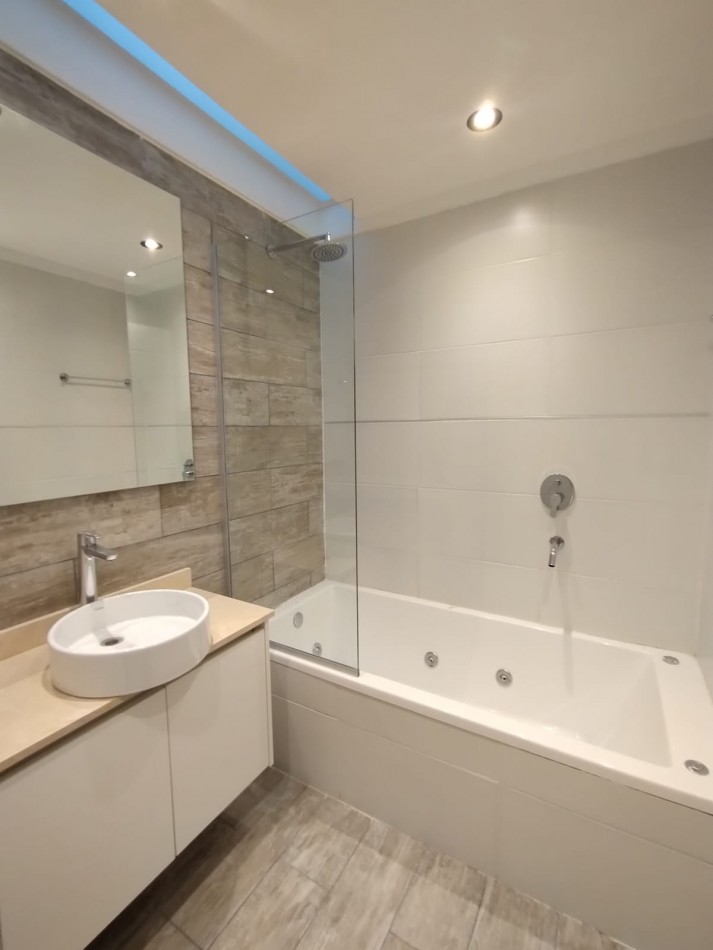 Departamento de 4 ambientes  con gran terraza privada, hidromasaje exterior y vista panoramica Escalada frente a UNLA 