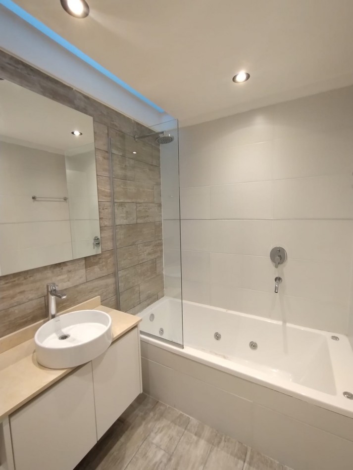 Departamento de 4 ambientes  con gran terraza privada, hidromasaje exterior y vista panoramica Escalada frente a UNLA 