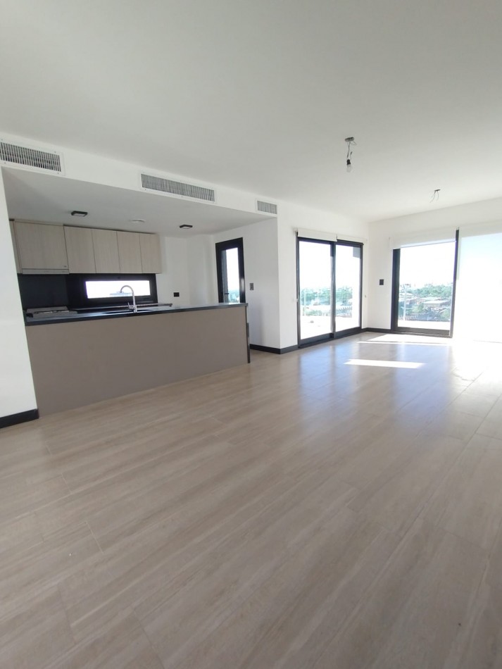 Departamento de 4 ambientes  con gran terraza privada, hidromasaje exterior y vista panoramica Escalada frente a UNLA 