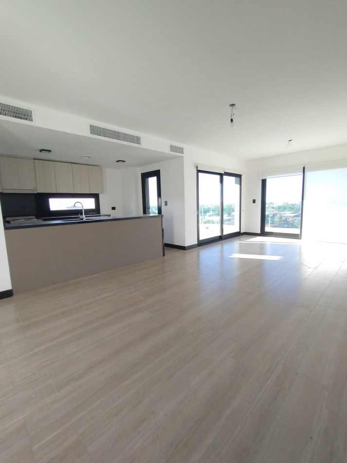 Departamento de 4 ambientes  con gran terraza privada, hidromasaje exterior y vista panoramica Escalada frente a UNLA 