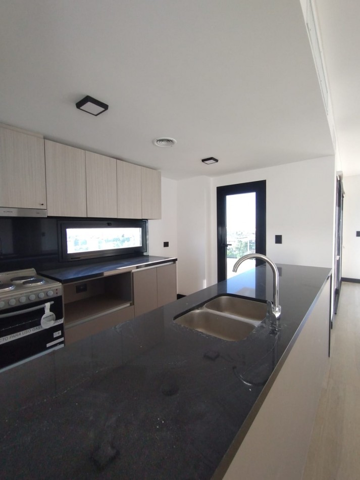 Departamento de 4 ambientes  con gran terraza privada, hidromasaje exterior y vista panoramica Escalada frente a UNLA 